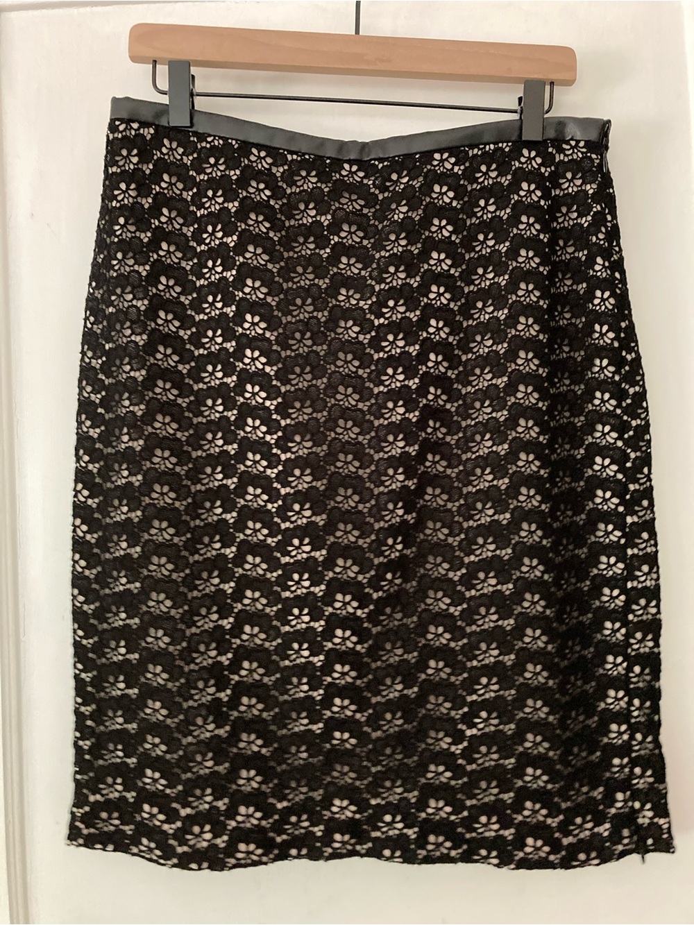 Diane von Furstenberg Floral Black Lace over Nude Skirt Sz 10, leather waist